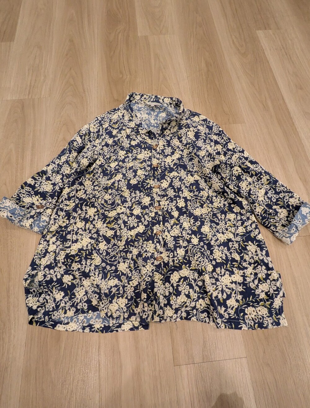 John Mark Blue Floral Eyelet With Back Slit And Rectangle Buttons Size L